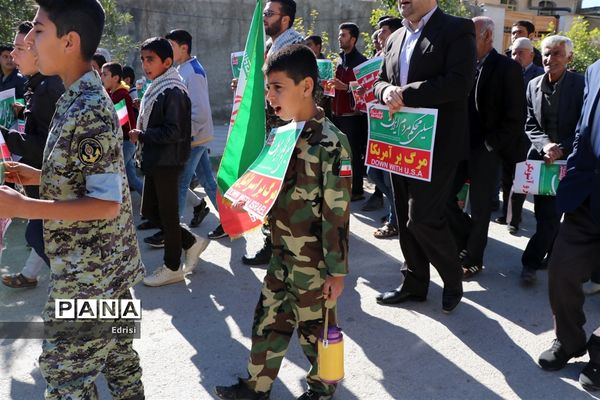 راهپیمایی مردم روستای بورکی علیا از توابع بخش خشت شهرستان کازرون در سالروز پیروزی انقلاب اسلامی