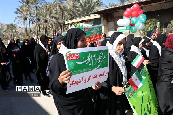 راهپیمایی مردم روستای بورکی علیا از توابع بخش خشت شهرستان کازرون در سالروز پیروزی انقلاب اسلامی