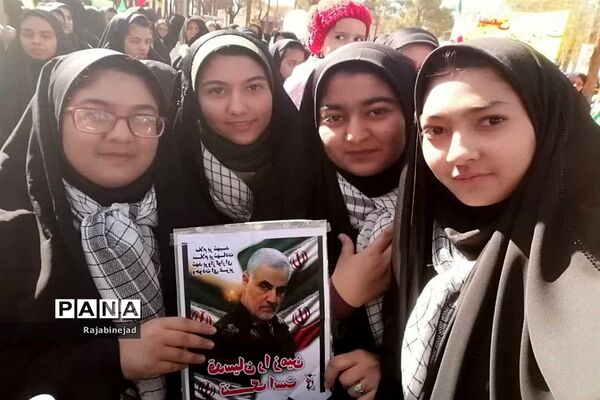 حضور پر شور دانش آموزان ابرکوه در راهپیمایی ۲۲ بهمن