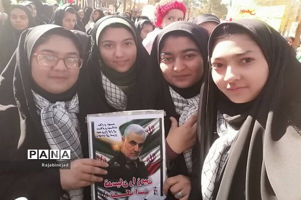 حضور پر شور دانش آموزان ابرکوه در راهپیمایی ۲۲ بهمن