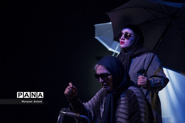 اجرای نمایش «زندگی یک رویاست«