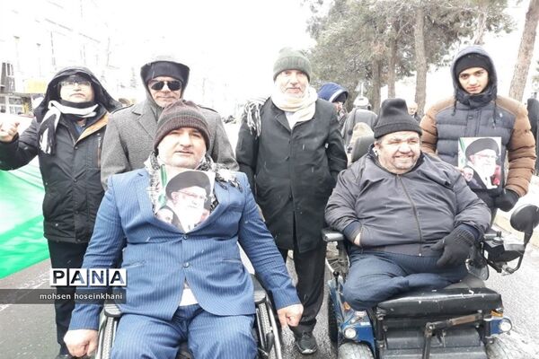 حضور پرشور فرهنگیان و دانش آموزان قزوین در راهپیمایی 22 بهمن