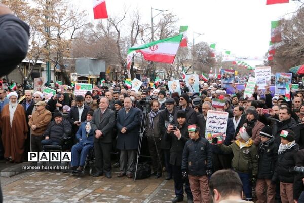 حضور پرشور فرهنگیان و دانش آموزان قزوین در راهپیمایی 22 بهمن