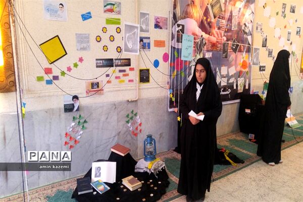 نمایشگاه انقلاب کاری از دانش آموزان عضو اتحادیه انجمن های اسلامی دبیرستان شهید ابراهیمی