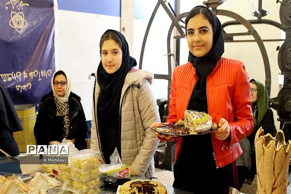 نمایشگاه دست سازه های دانش آموزان