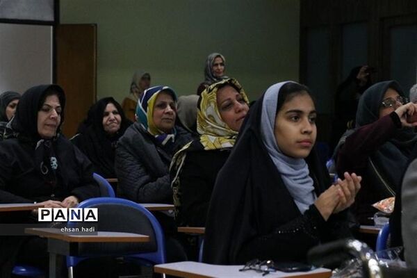 تجلیل از مادران و همسران توان یاب موفق