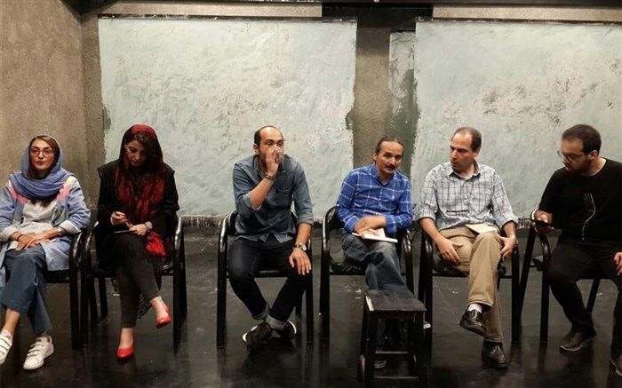 نمایش «پنجاه پنجاه»،  بُرد با فرم نوین و باخت از محتوای سیاسی