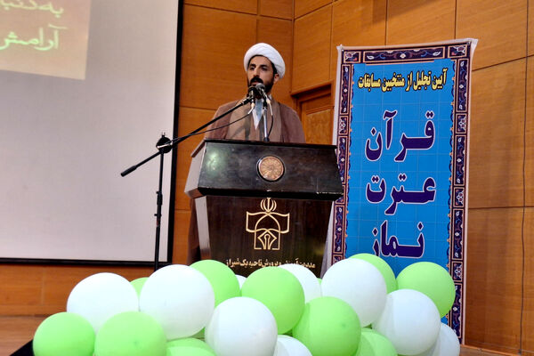 تقدیر از چهره های روشن در محفل ایمان 