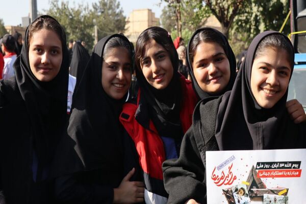 حضور پرشور دانش‌آموزان پاکدشتی در راهپیمایی روز ۱۳ آبان