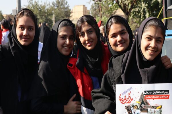 حضور پرشور دانش‌آموزان پاکدشتی در راهپیمایی روز ۱۳ آبان