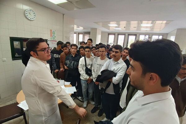 بازدید دانش‌آموزان دبیرستان شهدای علم‌ و فناوری بهارستان دو از دانشکده دندانپزشکی تهران 