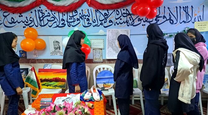 نمایش استعدادهای دانش‌آموزان دبیرستان زکیه 