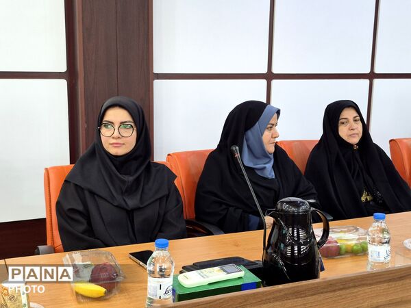 معلمان نمونه در قاب افتخار آموزش و پرورش منطقه ۵