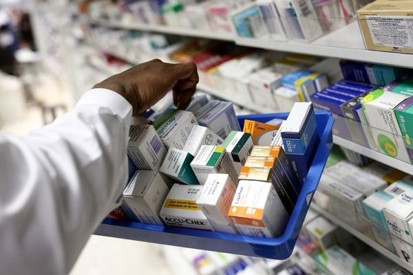 تلاش دولت و مجلس برای مهار نوسان قیمت دارو و تضمین تأمین پایدار