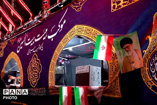 طوفان غم در بومهن؛ تجمع گسترده مردم در سوگ رهبر شهید مقابل مسجد صاحب‌الزمان