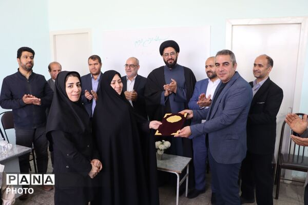 تجلیل مسئولان لاهیجان از معلمان در هفته بزرگداشت مقام معلم