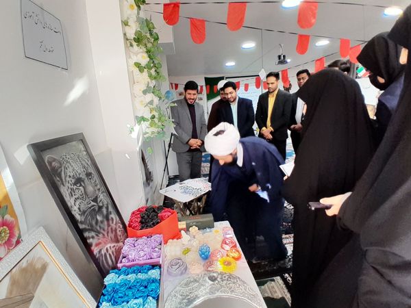 نمایشگاه انقلاب  در آموزشگاه تکتم