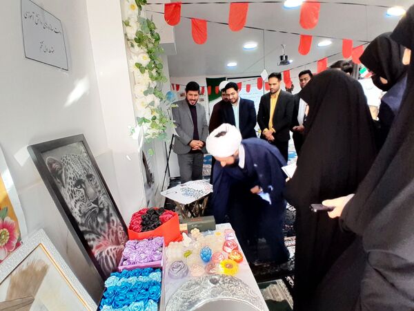 نمایشگاه انقلاب  در آموزشگاه تکتم