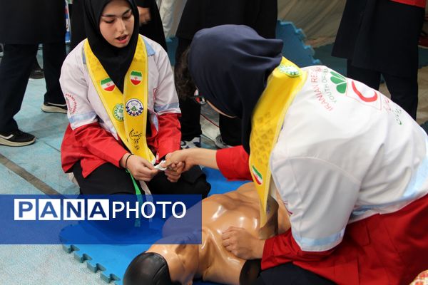 هم‌سرایی هزار نفری دانش‌آموزان یاور انقلاب در اسلامشهر