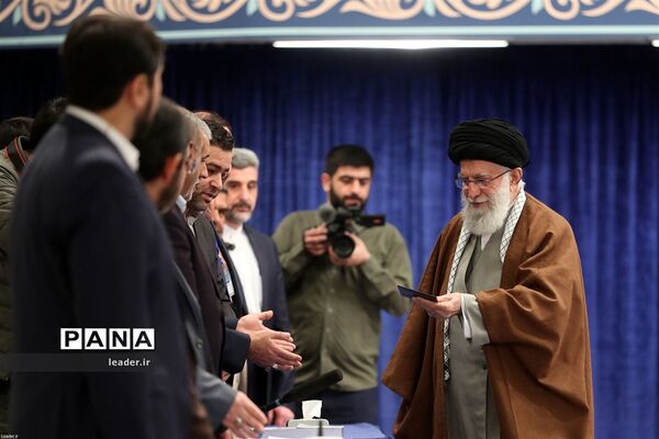 حضور رهبرمعظم انقلاب در یازدهمین دوره انتخابات مجلس شورای اسلامی و میان‌دوره‌ای مجلس خبرگان رهبری