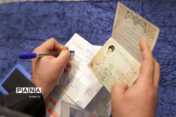 حضور رهبرمعظم انقلاب در یازدهمین دوره انتخابات مجلس شورای اسلامی و میان‌دوره‌ای مجلس خبرگان رهبری