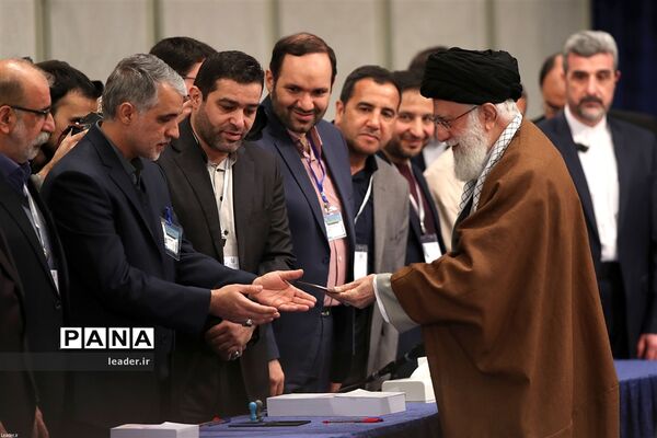 حضور رهبرمعظم انقلاب در یازدهمین دوره انتخابات مجلس شورای اسلامی و میان‌دوره‌ای مجلس خبرگان رهبری