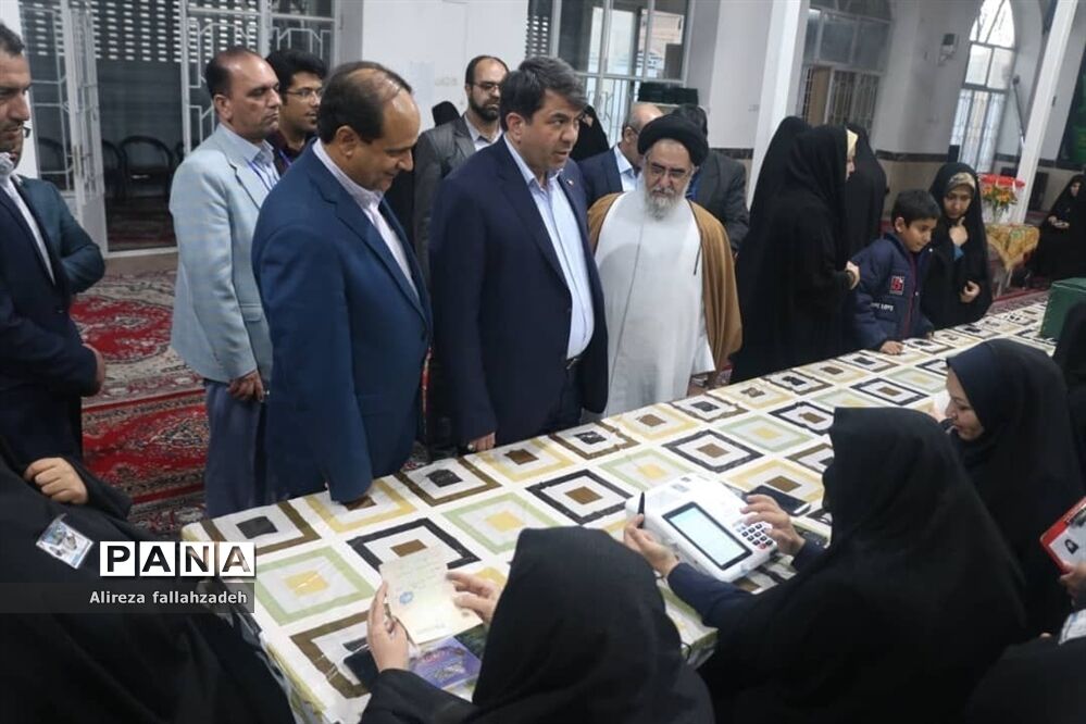 بازدید استاندار یزد از شعب اخذ رای شهرستان ابرکوه