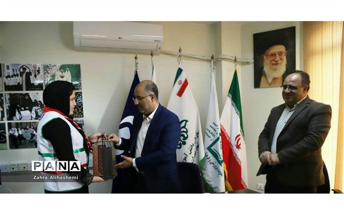 تجلیل از خبرنگار دانش آموز فعال پانای شهر تهران