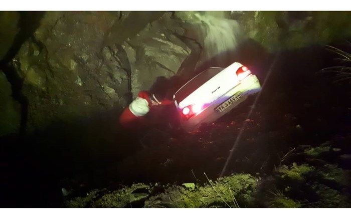 سقوط خودرو از پل، امدادگران زنجانی را به سر سانحه کشاند