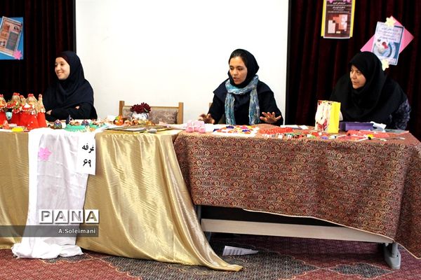 نمایشگاه دست‌سازه‌های مدرسه نمونه بسیج زنجان