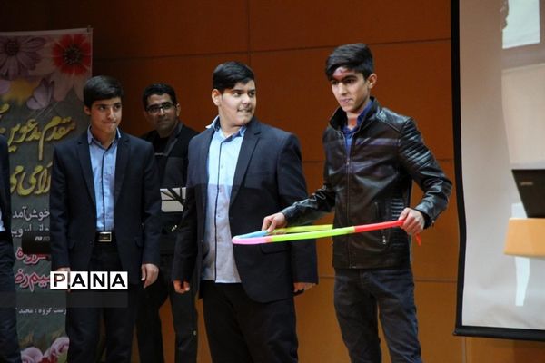 آیین دانش آموزان هنرستان خادمی  به مناسبت روز مادر