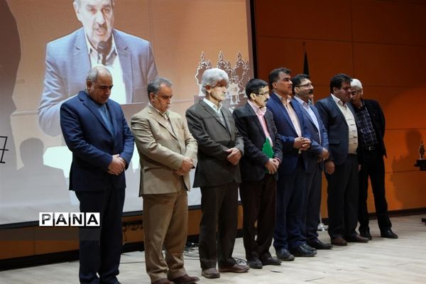 آیین دانش آموزان هنرستان خادمی  به مناسبت روز مادر