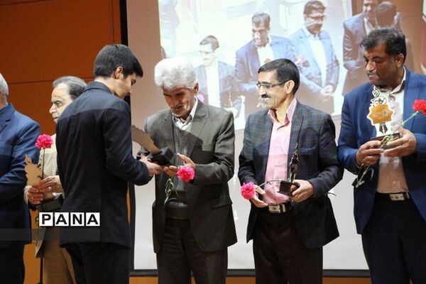 آیین دانش آموزان هنرستان خادمی  به مناسبت روز مادر