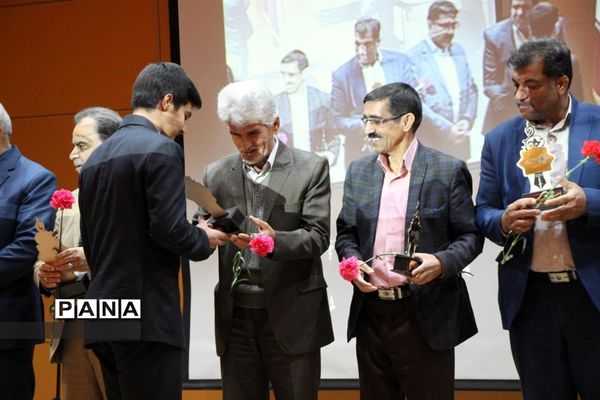 آیین دانش آموزان هنرستان خادمی  به مناسبت روز مادر