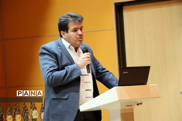 آیین دانش آموزان هنرستان خادمی  به مناسبت روز مادر