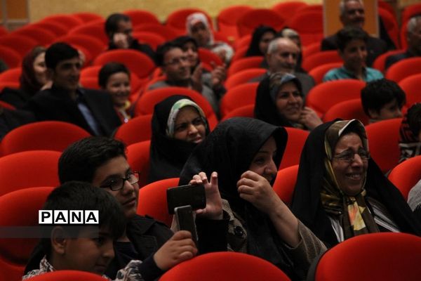 آیین دانش آموزان هنرستان خادمی  به مناسبت روز مادر
