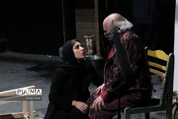 تئاتر «قدم زدن برروی خطوط زرد خطر»