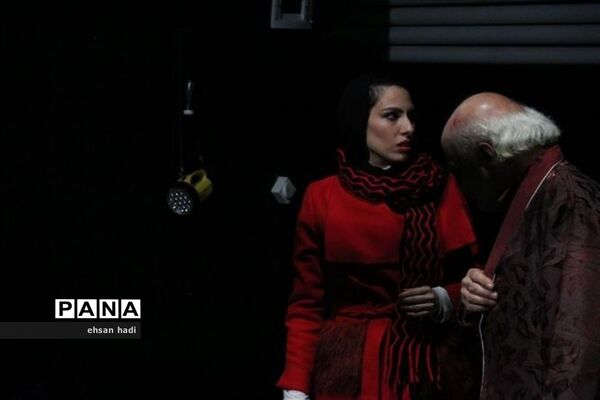 تئاتر «قدم زدن برروی خطوط زرد خطر»