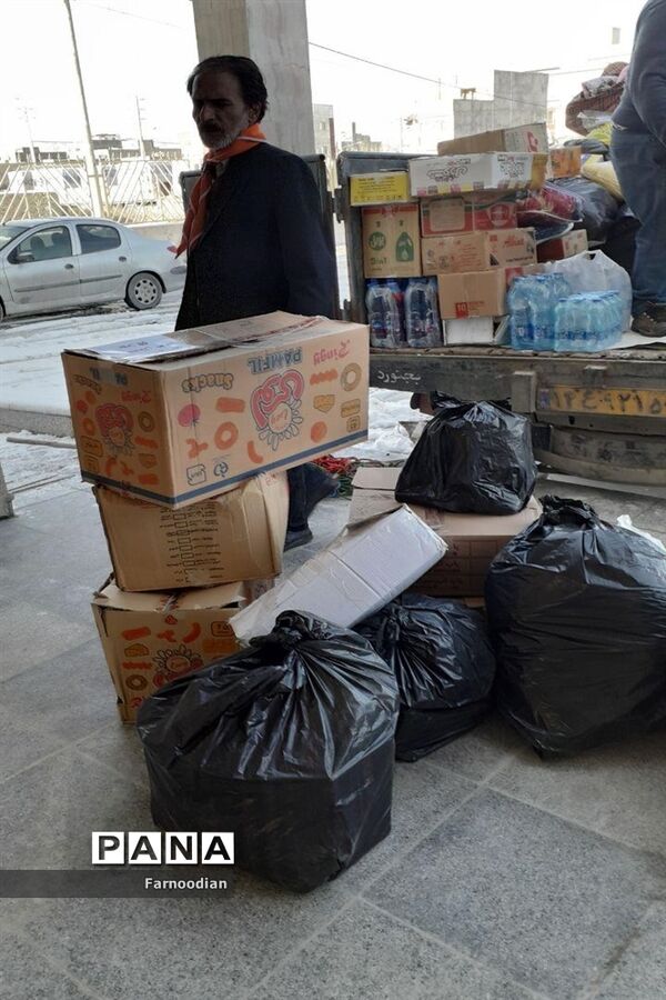 جمع آوری و ارسال هدایای غیر نقدی سیل مهربانی سازمان دانش آموزی خراسان شمالی