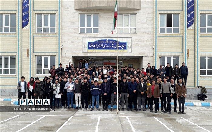 تقدیر از  دانش آموزان برتر دبیرستان انوری ابیوردی در گز