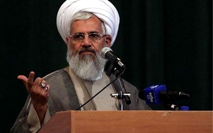 حتی انتخاب شغل کارمند بانک بودن نیز قبل از انتخاب "معلمی" قرار گرفته و این فاجعه است
