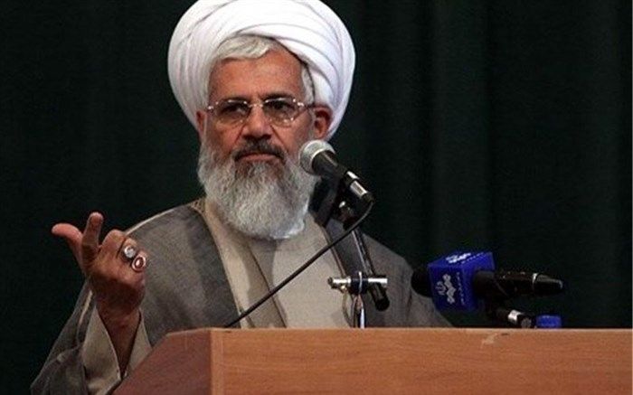 حتی انتخاب شغل کارمند بانک بودن نیز قبل از انتخاب "معلمی" قرار گرفته و این فاجعه است