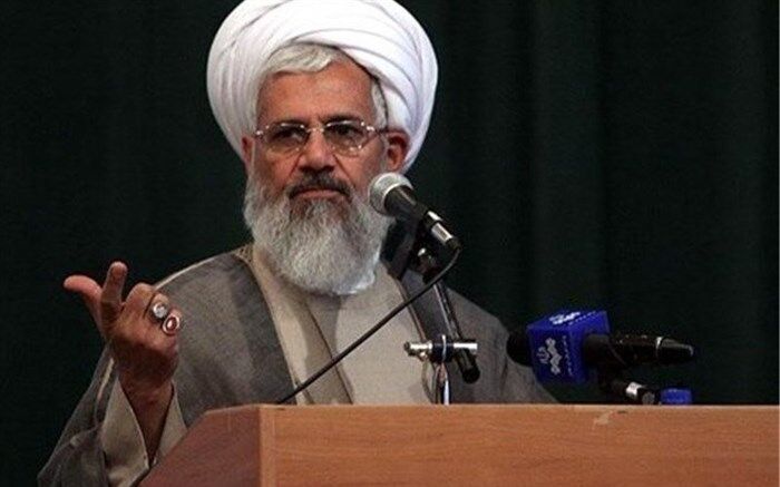 حتی انتخاب شغل کارمند بانک بودن نیز قبل از انتخاب "معلمی" قرار گرفته و این فاجعه است