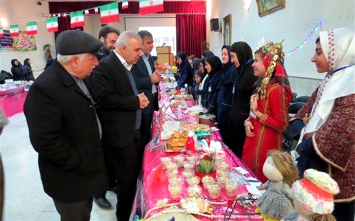 نمایشگاه دست سازه ها و کسب وکار دانش آموزی منطقه۶