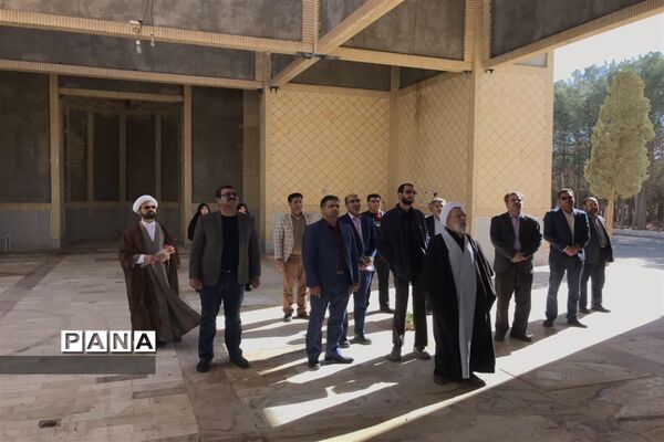 غبارروبی و عطر افشانی گلزار شهدای مروست به مناسبت هفته تربیت اسلامی و امور تربیتی