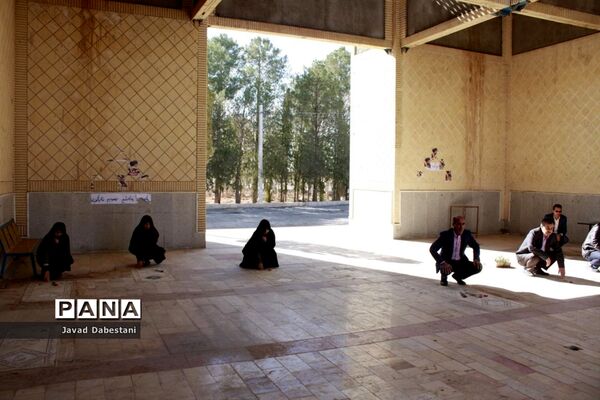 غبارروبی و عطر افشانی گلزار شهدای مروست به مناسبت هفته تربیت اسلامی و امور تربیتی