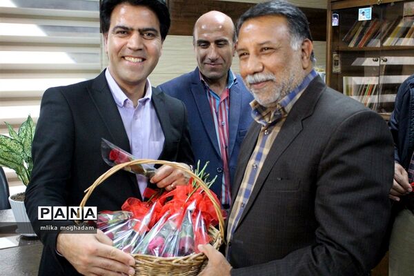 اهدای گل به مناسبت روز امور تربیتی