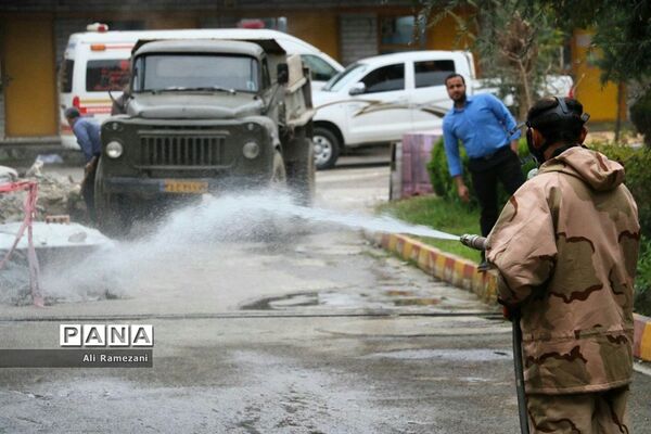 ضدعفونی کردن اطراف بیمارستان‌های پایلوت پذیرش بیماران مبتلا یا مشکوک به کرونا در قائمشهر