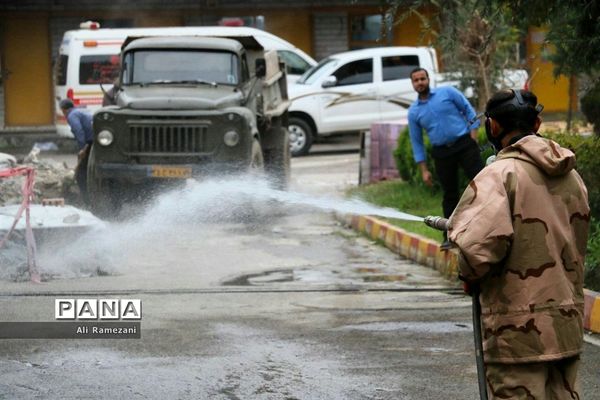 ضدعفونی کردن اطراف بیمارستان‌های پایلوت پذیرش بیماران مبتلا یا مشکوک به کرونا در قائمشهر