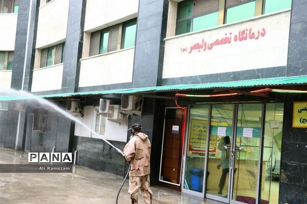 ضدعفونی کردن اطراف بیمارستان‌های پایلوت پذیرش بیماران مبتلا یا مشکوک به کرونا در قائمشهر
